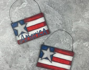 Adornos pequeños con forma de bandera: Patrióticos rojos, blancos y azules, juego de madera hecho a mano / Honey And Me, decoración americana / 3,75 pulgadas