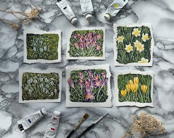 Puede incluir: Seis acuarelas sobre papel, cada una representando un tipo diferente de flor de primavera. Las pinturas presentan campanillas de invierno, azafrán y narcisos.