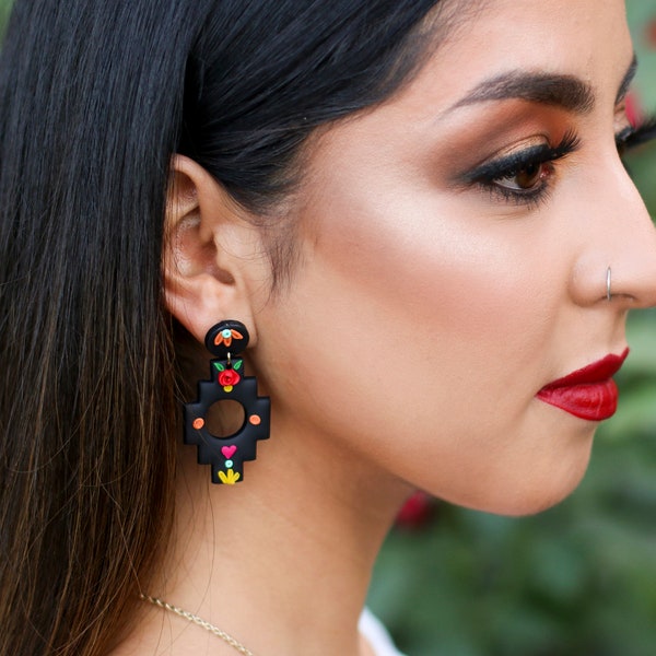 Boucles d’oreilles aztèques mexicaines Cinco de Mayo Boucles d’oreilles mexicaines pour femmes Déclaration florale Boucles d’oreilles boucles d’oreilles colorées Boucles d’oreilles Rose rouge Clous noirs