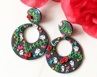 Pendientes de calavera floral hechos a mano, Día de Muertos, arcilla polimérica.