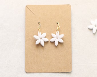 Elegant Earrings, White Dainty Flower Earrings, Floral Earrings, Minimalist Earrings, Bridal Flower Earrings, White Statement Earrings Daisy