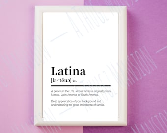 Può includere: Una stampa incorniciata bianca con la definizione di "Latina" in testo nero. La definizione include la pronuncia e descrive una persona negli Stati Uniti la cui famiglia proviene dall'America Latina. Lo sfondo è rosa e viola.