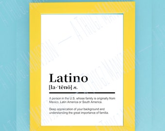 Può includere: Una stampa incorniciata con bordo giallo. La stampa presenta la parola "Latino" in grassetto, la sua pronuncia e una definizione. La definizione descrive una persona negli Stati Uniti con origini familiari in America Latina.