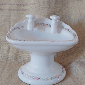 UPPER CANADA (Soap & Candle Makers) Ceramic Figural Soap Dish - made to look like a pedestal Bathroom Sink! Simply CHARMING!