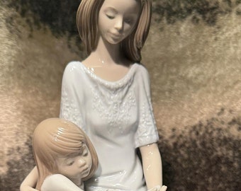 10.5" tall LLADRO Porcelain Figure of a Young Mother and Daughter Reading a "Bedtime Story" - Hand Painted- LOVELY! Made in Spain