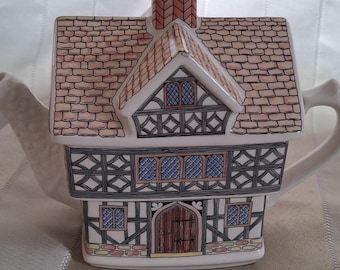 Théière en céramique figurative de marque designer Sadler - conçue pour ressembler à une vieille maison anglaise Tudor - architecture de style fabriquée en Angleterre