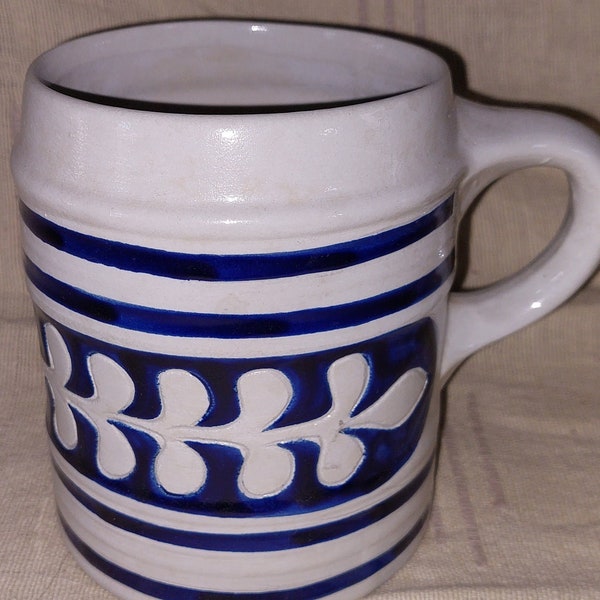 LARGE COLONIAL WILLIAMSBURG Souvenir Dining Handled Mug - Colonial Williamsburg kilns - Hand Painted Glazed Ceramic - Blue Design