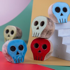 Handgemaakte kleine miniatuurschedel, keramische schedeldecor, feestdecor voor Halloween, geschilderde schedel, gemaakt in Oekraïne, schedelkunst, boekenplankdecor