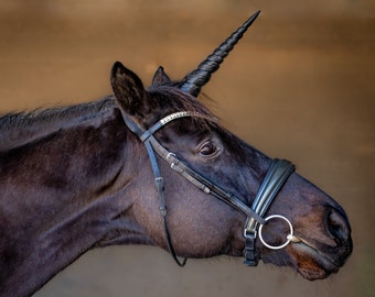 Realistisches Einhorn-Horn für Pferde, Ponys und Minis / Einhorn-Stirnband / verstellbar, einfach zu befestigende Träger