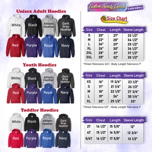 K&ouml;nnte beinhalten: Gr&ouml;&szlig;entabelle f&uuml;r Unisex-Hoodies f&uuml;r Erwachsene, Jugendliche und Kleinkinder in verschiedenen Farben, darunter Wei&szlig;, Schwarz, Rot, Lila, Royalblau und Marine. Die Tabelle listet die Brust-, L&auml;ngen- und &Auml;rmell&auml;ngenma&szlig;e in Zoll auf.