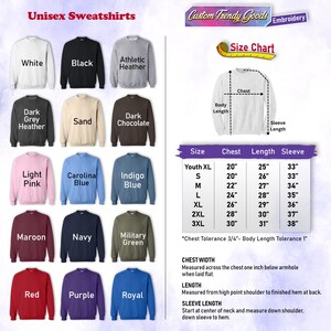 K&ouml;nnte beinhalten: Unisex-Sweatshirt-Gr&ouml;&szlig;entabelle mit Farbmustern f&uuml;r verschiedene Farben, darunter Wei&szlig;, Schwarz, Sport-Heather, Dunkelgrau-Heather, Sand, Dunkelbraun, Hellrosa, Carolina-Blau, Indigo-Blau, Rotbraun, Marine, Milit&auml;rgr&uuml;n, Rot, Lila und Royal. Die Tabelle zeigt die Gr&ouml;&szlig;en Youth XL, S, M, L, XL, 2XL und 3XL mit den entsprechenden Brust-, L&auml;ngen- und &Auml;rmelma&szlig;en in Zoll.