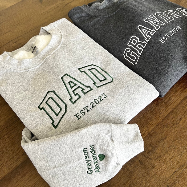 Custom Embroidered Sweatshirt, Name On Sleeve With Heart, Grandpa Shirt With Date, Daddy Est Year Shirt, Gift For New Dad, Father's Day Gift zdjęcie 1