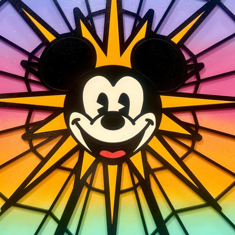 Puede incluir: Una imagen colorida de estilo vitral de Mickey Mouse con un estallido de estrella amarilla detr&aacute;s de &eacute;l. El fondo es un degradado de morado, rosa, naranja, amarillo, verde y azul.