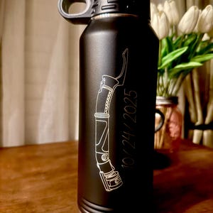 Personalized Star Wars Lightsaber Water Bottle: Laser Engraved 32oz Gift bild 12