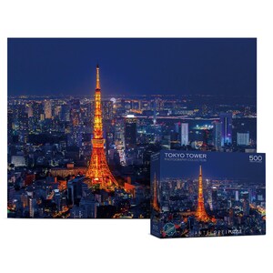 K&ouml;nnte beinhalten: Ein 500-teiliges Puzzle mit einer n&auml;chtlichen Luftaufnahme des Tokyo Towers, einem roten und orangefarbenen Turm, der vor einem dunkelblauen Himmel beleuchtet ist. Die Puzzlebox zeigt das gleiche Bild und den Text "Tokyo Tower Photography Collection".