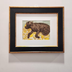 Dipinto ad acquerello originale "Nestled" di Lindsey Stevens, firmato, cornice inclusa, ritratto di cane, arte del labradoodle al cioccolato