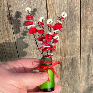 Pequenos buquês de flores com botões de Natal / porta-nomes para talheres em frasco verde de boticário