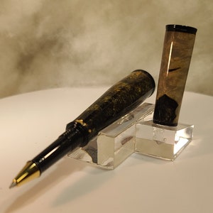 Artisan Panache Pen handgemaakt van burlhout en zwart en goud hars met gouden vlok