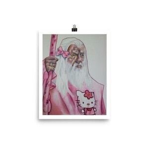 Puede incluir: Una impresión artística enmarcada que presenta una ilustración caprichosa de una figura con túnicas rosas, una larga barba blanca y un lazo rosa. La figura sostiene un bastón y tiene un gráfico de Hello Kitty en la túnica. La obra de arte está montada sobre un fondo blanco.