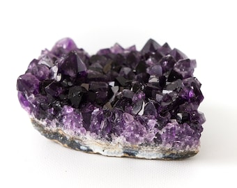 Grappolo di druse di ametista viola intenso proveniente dall'Uruguay