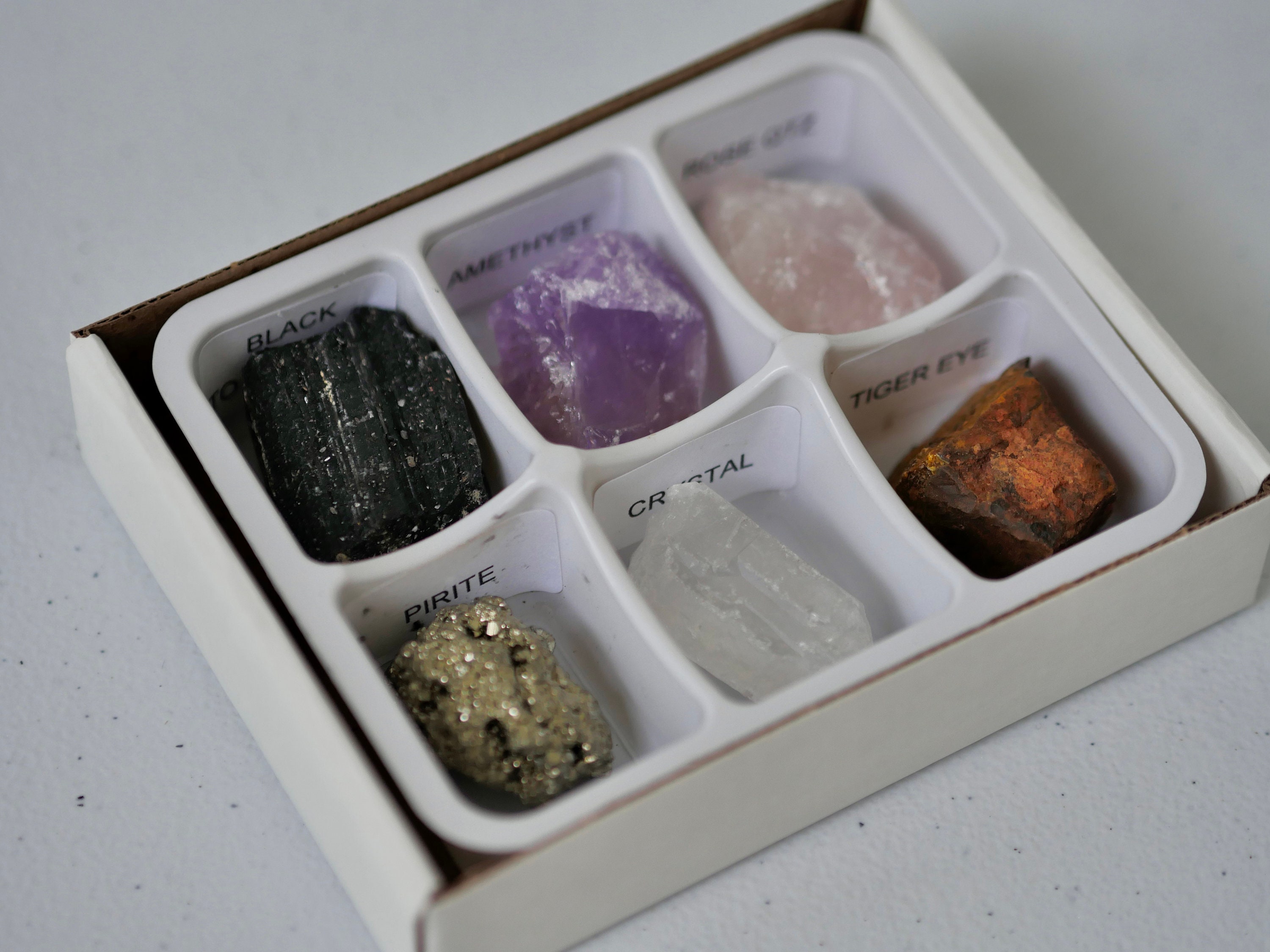 Boîte de collecte de cristaux Boîte de collecte de minéraux Boîte en cristal  naturel assorti Boîte d'échantillons 2 tailles 24 pierres et 6 pierres  Coffret cadeau en cristal -  France