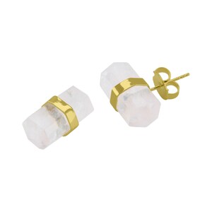 Pu&ograve; includere: Un paio di orecchini in cristallo bianco e oro. Gli orecchini sono realizzati in cristallo trasparente con una fascia dorata al centro. Gli orecchini sono fissati a un perno dorato con un retro a farfalla.