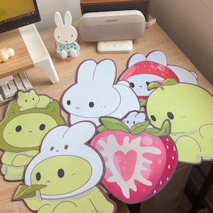 Bonita alfombrilla de ratón troquelada, diseño original de fanart y animales, accesorio de escritorio con estética de fresa, alfombrilla de ratón de conejito kawaii, 3 mm de grosor.