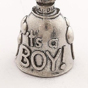 Könnte beinhalten: Silberner Glöckchen-Anhänger mit den Worten "It's a Boy!" und einem Ballon-Design.