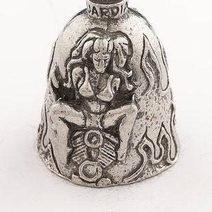 Op de afbeelding: Zilveren motorfiets stuurbel met een gedetailleerd ontwerp van een vrouw die een motorfiets met vlammen rijdt. De bel is gegraveerd met het woord "JARDIA".