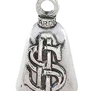 Op de afbeelding: Zilverkleurige belvormige bedel met een lus aan de bovenkant. De bedel heeft een groot dollartekenontwerp op de voorkant. Het woord "ARD" is boven het lichaam van de bel gegraveerd.