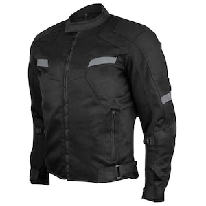 Könnte beinhalten: Schwarze Motorradjacke mit Mesh-Einsätzen und reflektierenden Akzenten. Die Jacke hat einen Reißverschluss und einen Stehkragen.