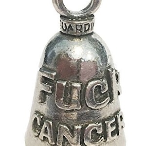 Op de afbeelding: Een zilverkleurige bel-bedel met de woorden "FUCK CANCER" in reliëf op de voorkant. De bel heeft een lus aan de bovenkant om op te hangen en het woord "GUARDI" is boven het lichaam van de bel in reliëf aangebracht.