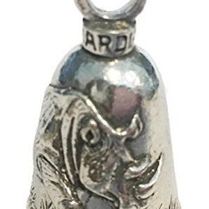 Op de afbeelding: Zilveren motorfiets stuurgong met een gedetailleerd neushoorn ontwerp. De gong heeft een lus aan de bovenkant om op te hangen.