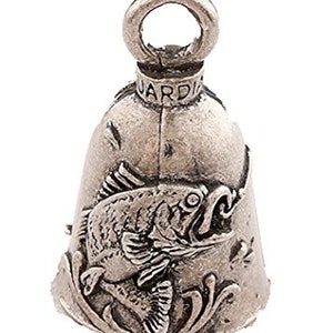 Op de afbeelding: Een zilverkleurige bel met een lus aan de bovenkant en het woord "GUARDI" gegraveerd op de bovenkant. De bel heeft een gedetailleerd reliëf van een vis, omgeven door waterachtige ontwerpen, aan de zijkant.