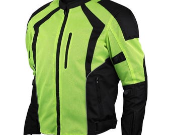 Pode incluir: Uma jaqueta de moto preta e verde neon com painéis de malha e bolsos com zíper.