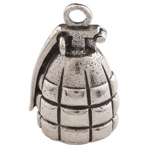 Op de afbeelding: Een zilverkleurige metalen hanger in de vorm van een granaat. De hanger heeft een gedetailleerd ontwerp met een gestructureerd oppervlak en een lus aan de bovenkant om aan een ketting of armband te bevestigen.