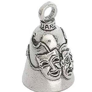 Op de afbeelding: Zilverkleurige belvormige bedel met een lus aan de bovenkant en het woord "GUARD" gegraveerd. De bedel heeft twee theatrale maskers, een lachend en een verdrietig, aan de voorkant.