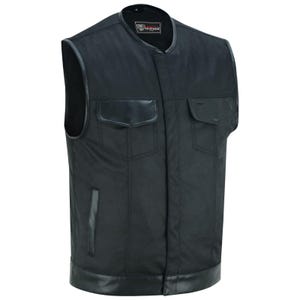 Può includere: Gilet da motociclista in pelle nera con chiusura a scatto, due tasche a lembo e un bordo in pelle nera intorno al collo e al fondo.