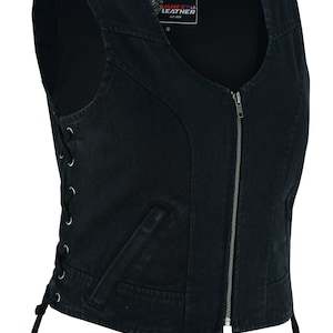 Könnte beinhalten: Schwarze Jeansweste mit Reißverschluss und Schnürseiten. Die Weste hat einen V-Ausschnitt und ein Mesh-Futter. Das Etikett lautet "Vance & Hines Leather" mit einer kleinen amerikanischen Flagge.