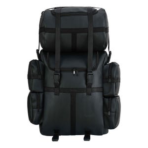 Könnte beinhalten: Ein schwarzes Motorradgepäck-Set. Das Set umfasst eine obere Tasche und eine Haupttasche mit Seitentaschen. Die Taschen bestehen aus strapazierfähigem Material und verfügen über mehrere Gurte und Reißverschlüsse für sichere Aufbewahrung. Für Motorräder.