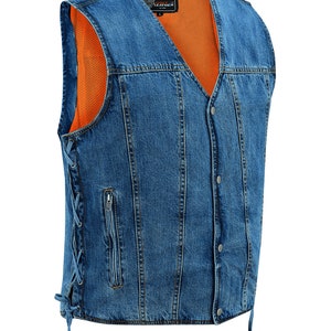 Könnte beinhalten: Eine blaue Jeansweste mit V-Ausschnitt und Knopfverschluss. Die Weste hat eine Reißverschluss-Brusttasche und Schnürseiten. Das Innenfutter ist orange. Oben ist ein kleines Etikett sichtbar.