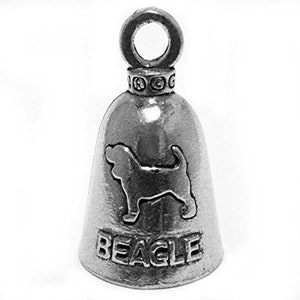 Op de afbeelding: Zilverkleurige bel met een beagle-silhouet en het woord "BEAGLE". De bel heeft een lus om op te hangen en een klassieke, afgeronde vorm. Het ontwerp is in reliëf op het oppervlak aangebracht.