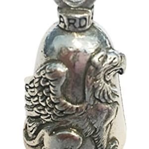 Op de afbeelding: Zilverkleurige motorbel met een griffioenontwerp. De bel heeft een lus aan de bovenkant om op te hangen en het woord "ARD" is gegraveerd op de bovenkant. De griffioen is gedetailleerd met vleugels en een leeuwachtig lichaam.