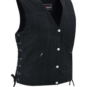 Può includere: Gilet da motociclista in denim nero con una tasca con zip, lati con lacci e bottoni argentati. Il gilet ha un'etichetta che recita "Vera pelle".
