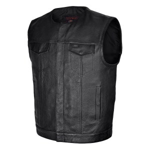 Könnte beinhalten: Schwarze Leder-Motorradweste mit Druckknopfverschluss und mehreren Taschen. Die Weste hat ein "HIGH MILEAGE"-Etikett auf der Vorderseite.