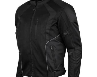 Pode incluir: Jaqueta de moto preta com painéis de malha e detalhes refletivos. A jaqueta tem fecho de correr e vários bolsos.