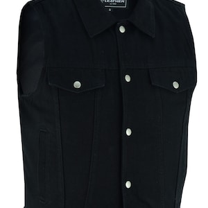 Puede incluir: Chaleco vaquero negro con cierre de botones y dos bolsillos. El chaleco tiene una etiqueta de Vance & Hines Leather en la parte delantera.