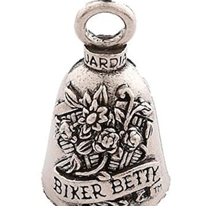 Op de afbeelding: Zilveren motorfietsbel met een bloemmotief en de tekst "Biker Betty" op een banner.
