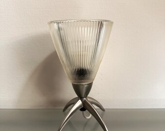 Lampada da tavolo vintage italiana in stile Space Age, paralume in vetro scanalato, base a treppiede cromata, illuminazione Mid-Century Modern, Made in Italy