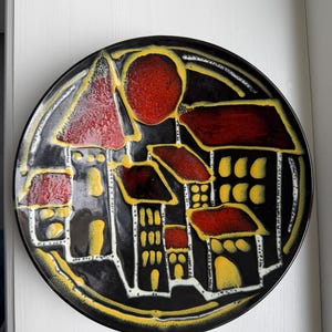 Könnte beinhalten: Ein Set aus drei Keramikbechern mit gesprenkelter, matter Oberfläche. Die Becher sind in Creme-, Hellgrau- und Dunkelgrautönen gehalten. Jeder Becher hat ein schlichtes, minimalistisches Design und einen abgerundeten Henkel.